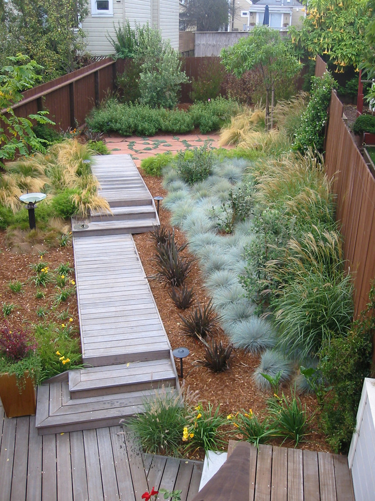 Свежая идея для дизайна: участок и сад среднего размера на заднем дворе в современном стиле с настилом - отличное фото интерьера
