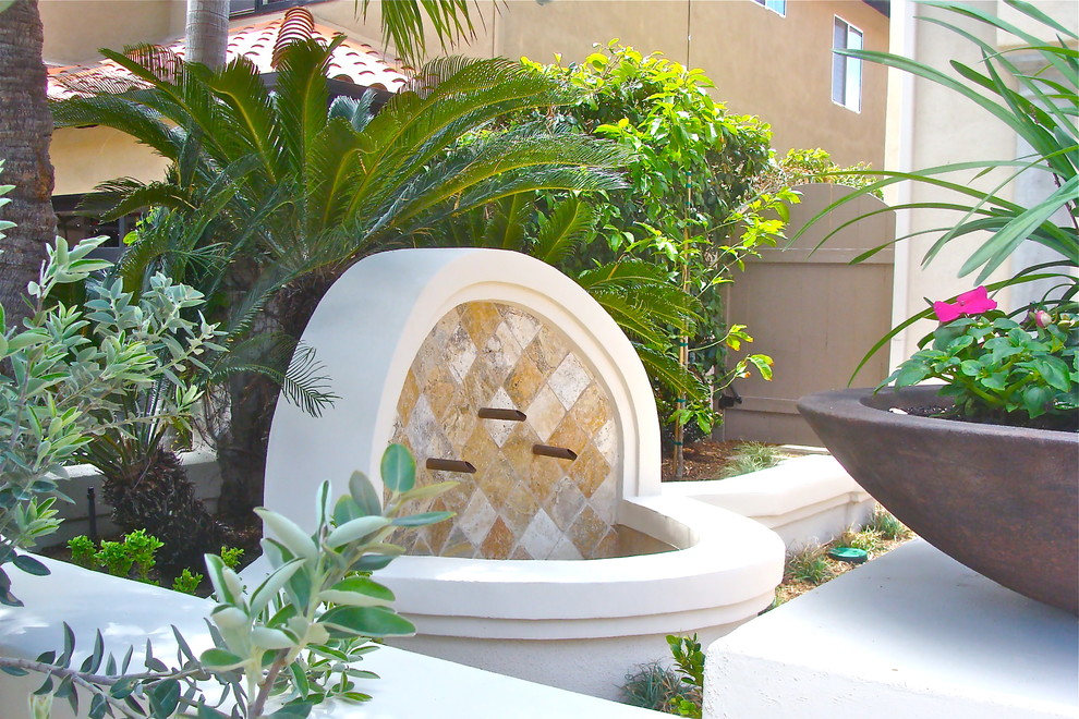 サンディエゴにある地中海スタイルのおしゃれな庭の写真