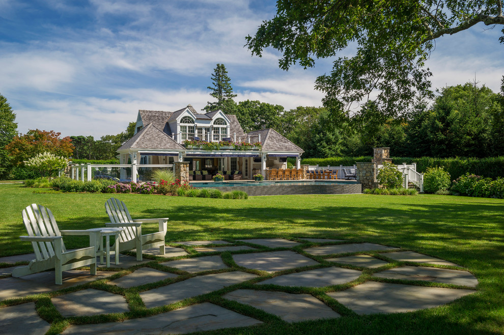 Großer, Halbschattiger Maritimer Garten hinter dem Haus mit Natursteinplatten in Boston