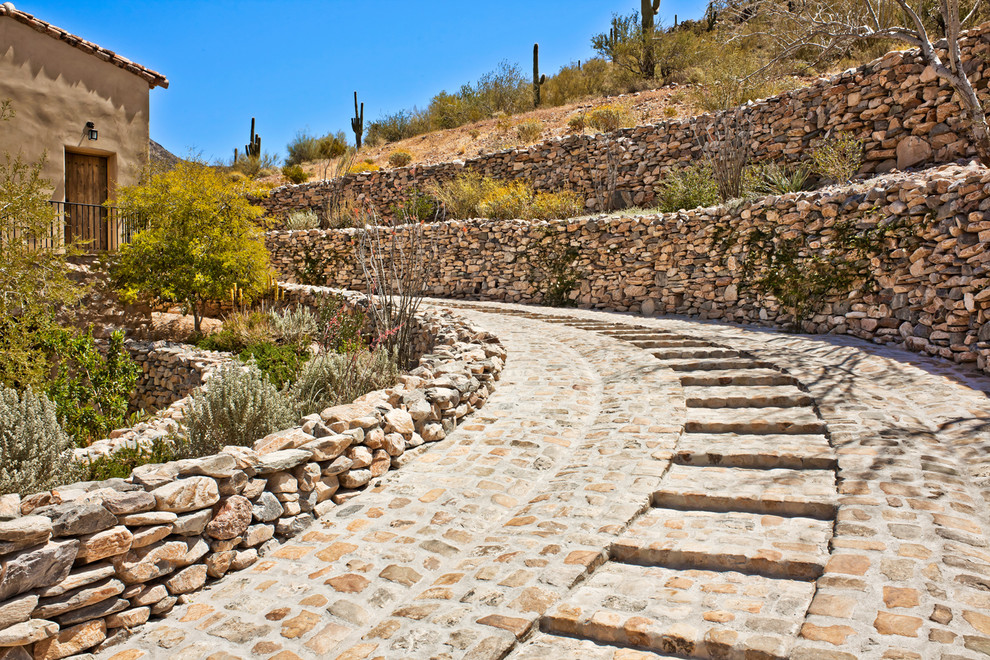 Idée de décoration pour un jardin méditerranéen avec un mur de soutènement.