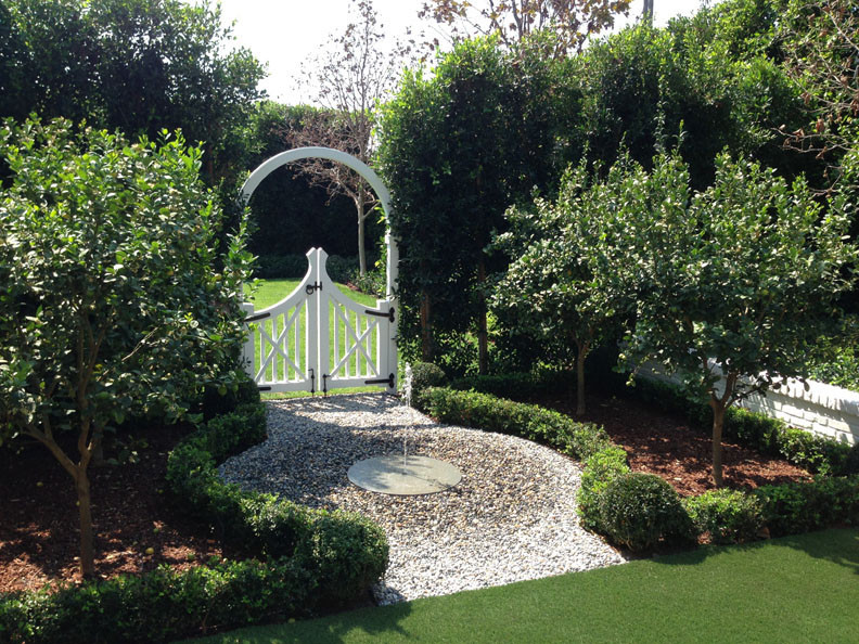 Ispirazione per un piccolo giardino formale chic esposto a mezz'ombra in cortile in primavera con fontane e ghiaia