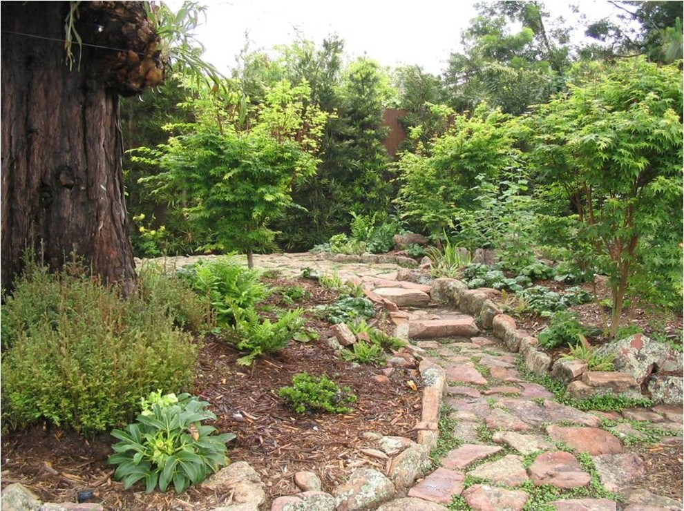 Foto di un giardino boho chic in ombra dietro casa con pavimentazioni in pietra naturale