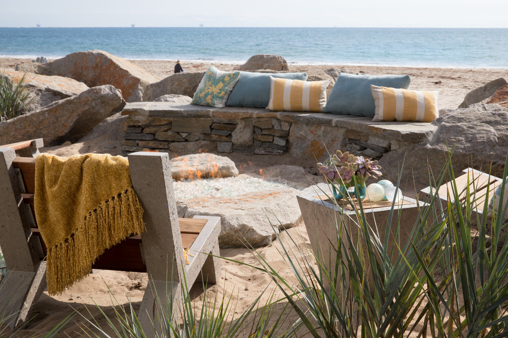 Ispirazione per un piccolo giardino xeriscape costiero esposto in pieno sole dietro casa con un focolare e pavimentazioni in cemento