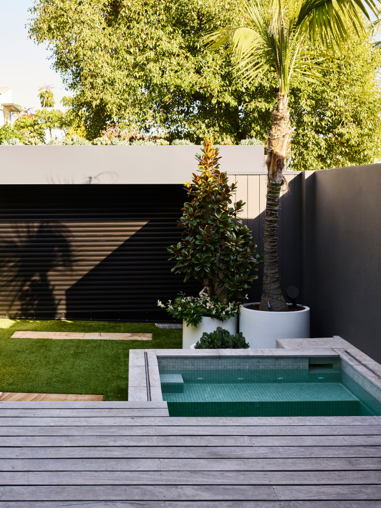 Immagine di un giardino formale design di medie dimensioni e dietro casa
