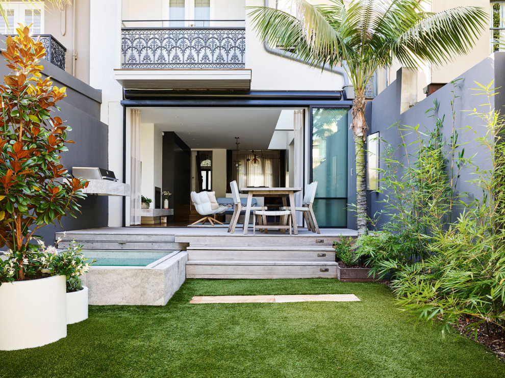 Immagine di un giardino formale minimal di medie dimensioni e dietro casa