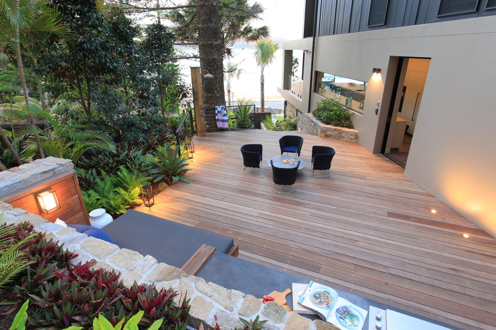 Стильный дизайн: большой солнечный участок и сад на боковом дворе в современном стиле с хорошей освещенностью и настилом - последний тренд