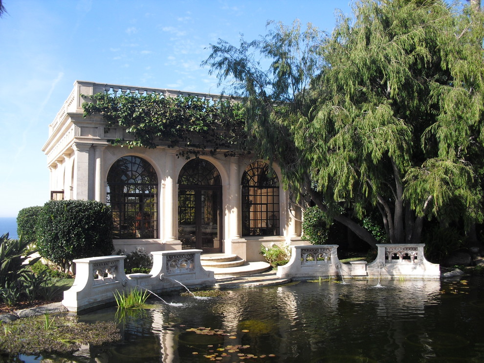 Exemple d'un grand jardin arrière méditerranéen avec un bassin et une exposition partiellement ombragée.