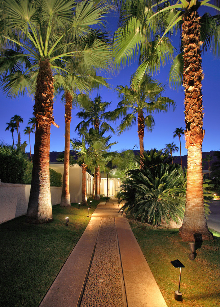 Immagine di un giardino moderno davanti casa con un ingresso o sentiero