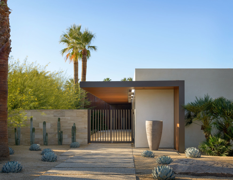 Diseño de jardín de secano contemporáneo de tamaño medio en patio trasero con brasero, exposición parcial al sol y adoquines de hormigón