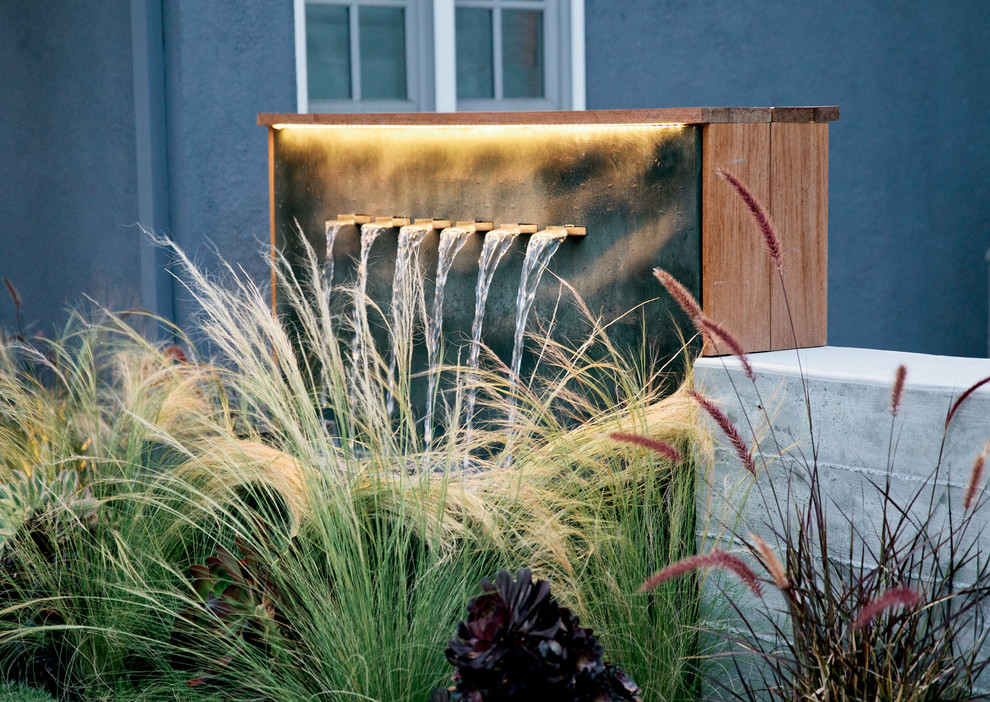 Cette photo montre un jardin arrière tendance de taille moyenne avec une exposition partiellement ombragée et des pavés en béton.