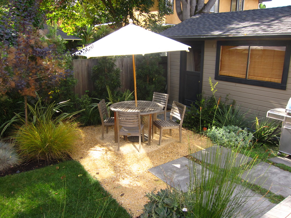 Idee per un piccolo giardino xeriscape minimalista esposto a mezz'ombra dietro casa con ghiaia
