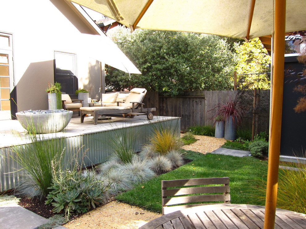 Esempio di un piccolo giardino xeriscape minimalista esposto a mezz'ombra dietro casa con pedane