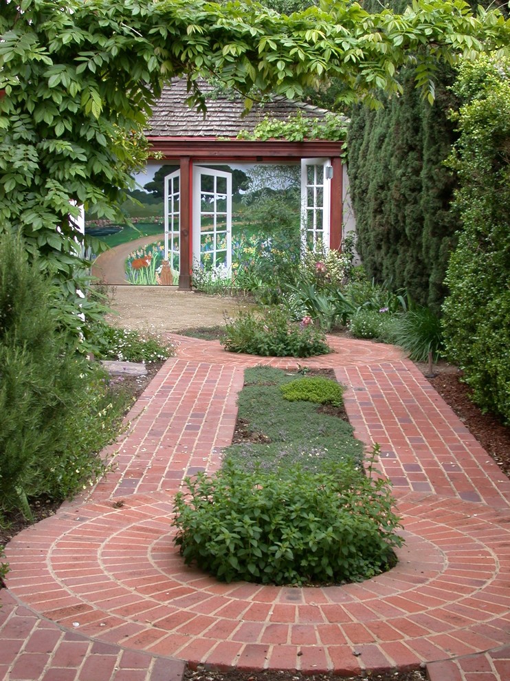 Idee per un piccolo vialetto d'ingresso tradizionale nel cortile laterale con pavimentazioni in mattoni
