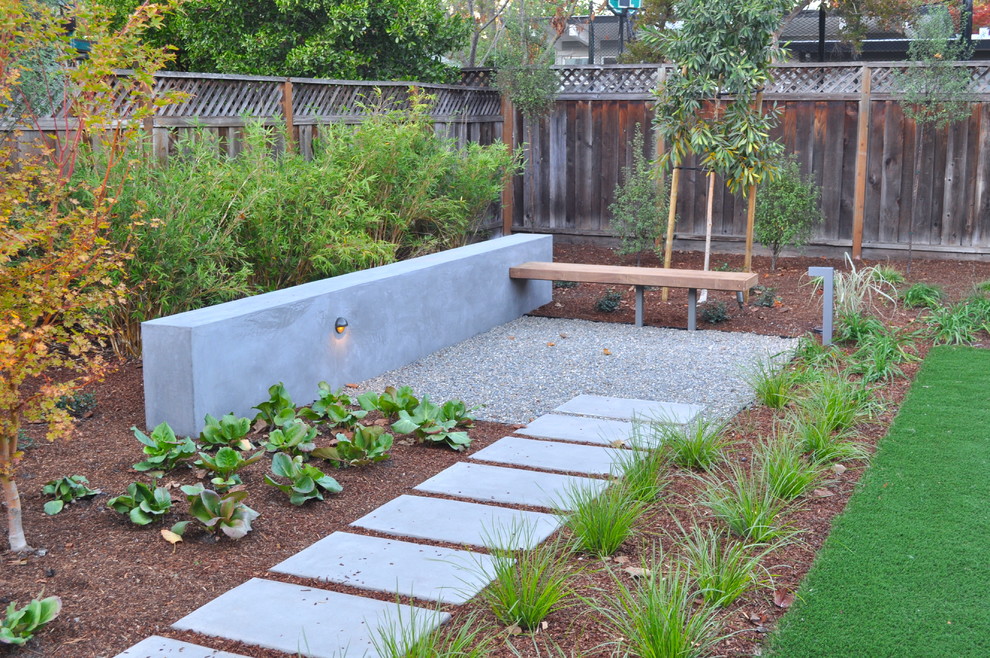 Exemple d'un jardin arrière moderne avec une exposition ensoleillée et du gravier.
