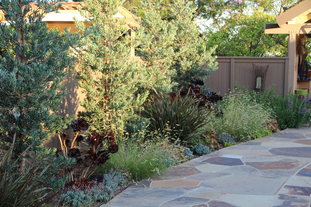 Inspiration for a contemporary landscaping in Los Angeles.