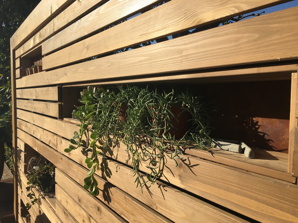 Foto di un giardino minimalista esposto in pieno sole di medie dimensioni e dietro casa