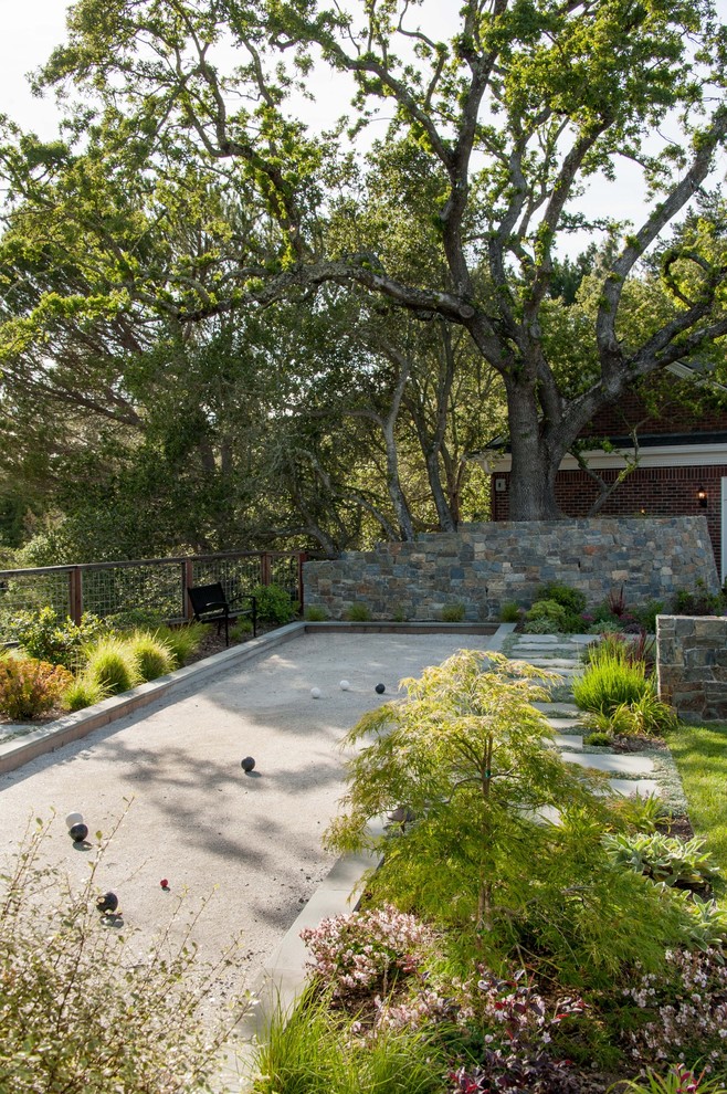 На фото: огромный участок и сад на боковом дворе в стиле неоклассика (современная классика)