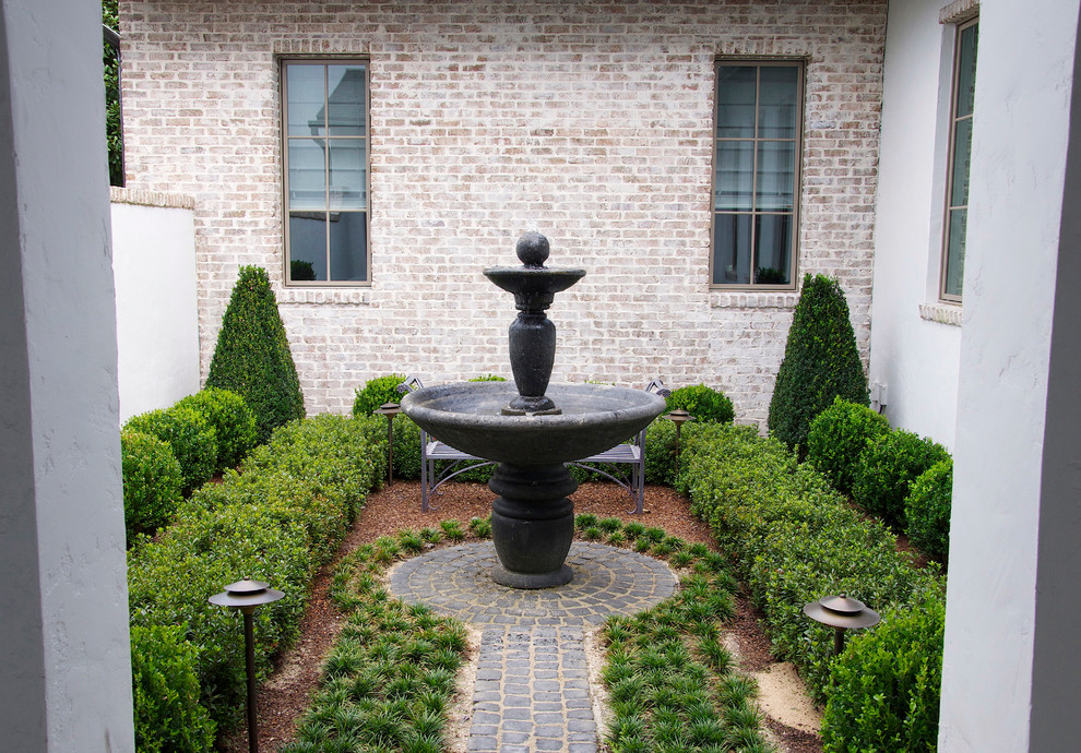 Пример оригинального дизайна: большой летний садовый фонтан на внутреннем дворе в классическом стиле с полуденной тенью и покрытием из каменной брусчатки