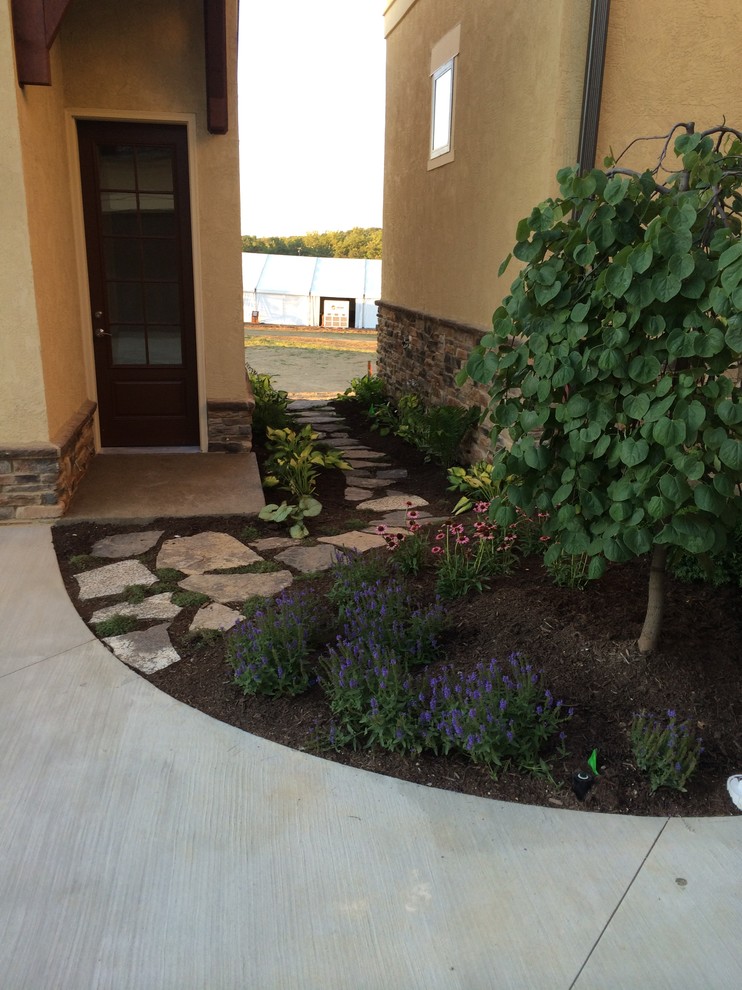 Idee per un ampio giardino formale mediterraneo esposto in pieno sole dietro casa in estate con pavimentazioni in cemento