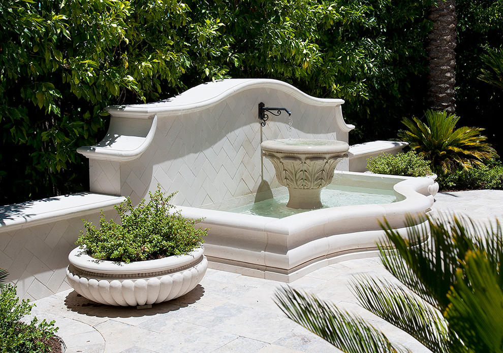 Großer, Halbschattiger Klassischer Garten im Frühling, hinter dem Haus mit Wasserspiel in Phoenix