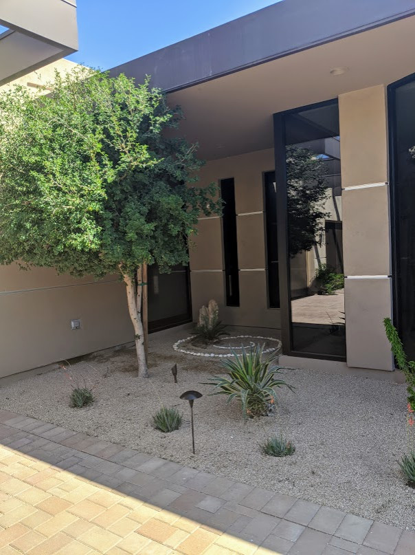 Modelo de jardín de secano minimalista grande en patio delantero con paisajismo estilo desértico