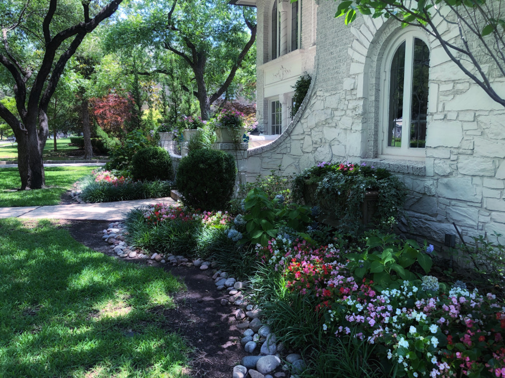 Design ideas for a mid-sized transitional partial sun front yard landscaping in Dallas.