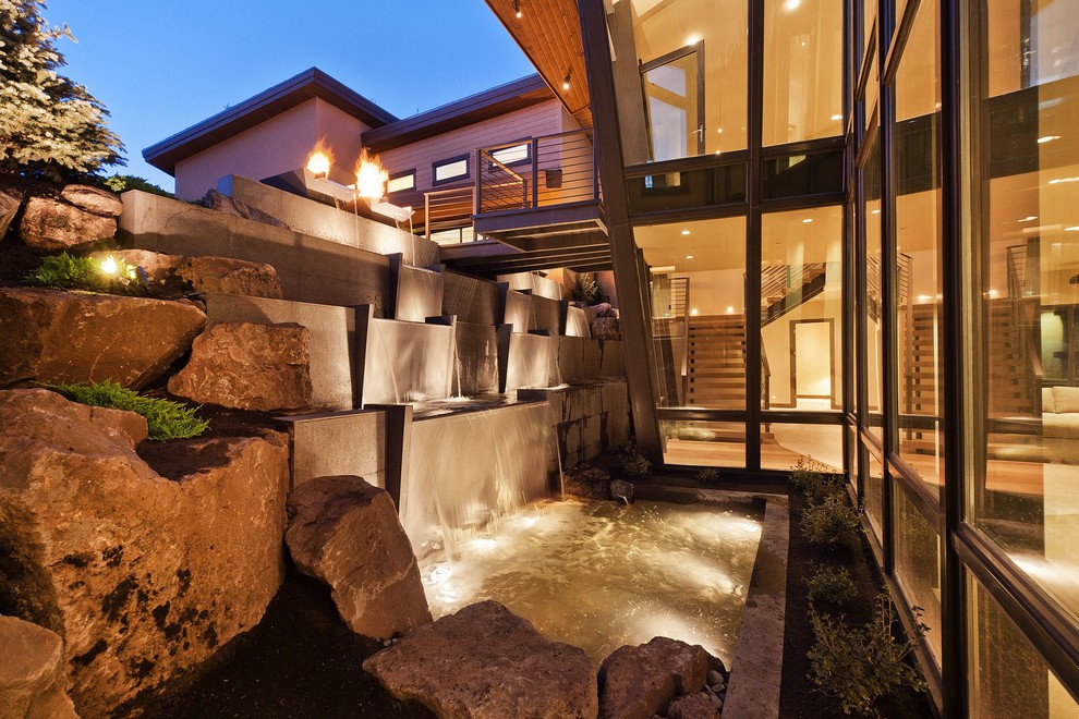 Photo of a contemporary landscaping in Salt Lake City.