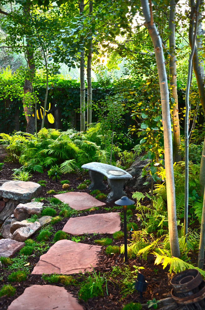 Идея дизайна: участок и сад на заднем дворе в классическом стиле