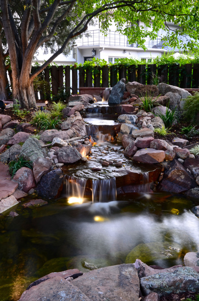 Klassischer Garten hinter dem Haus mit Wasserspiel in Denver