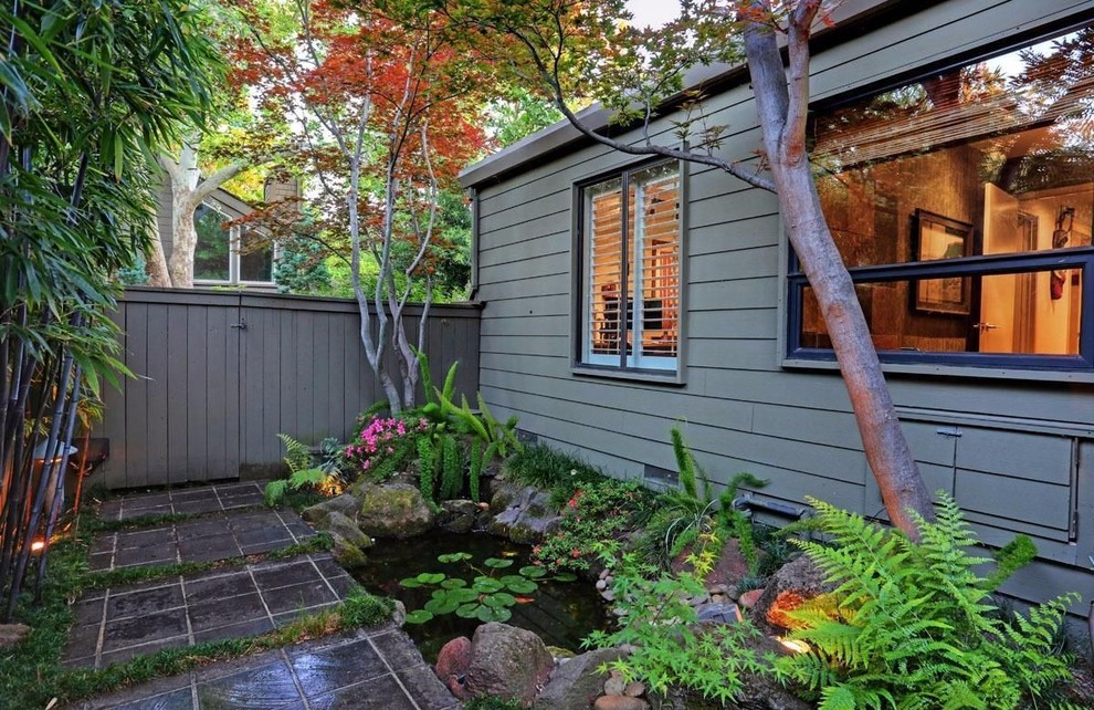 Foto di un piccolo giardino contemporaneo esposto a mezz'ombra dietro casa in estate con pedane