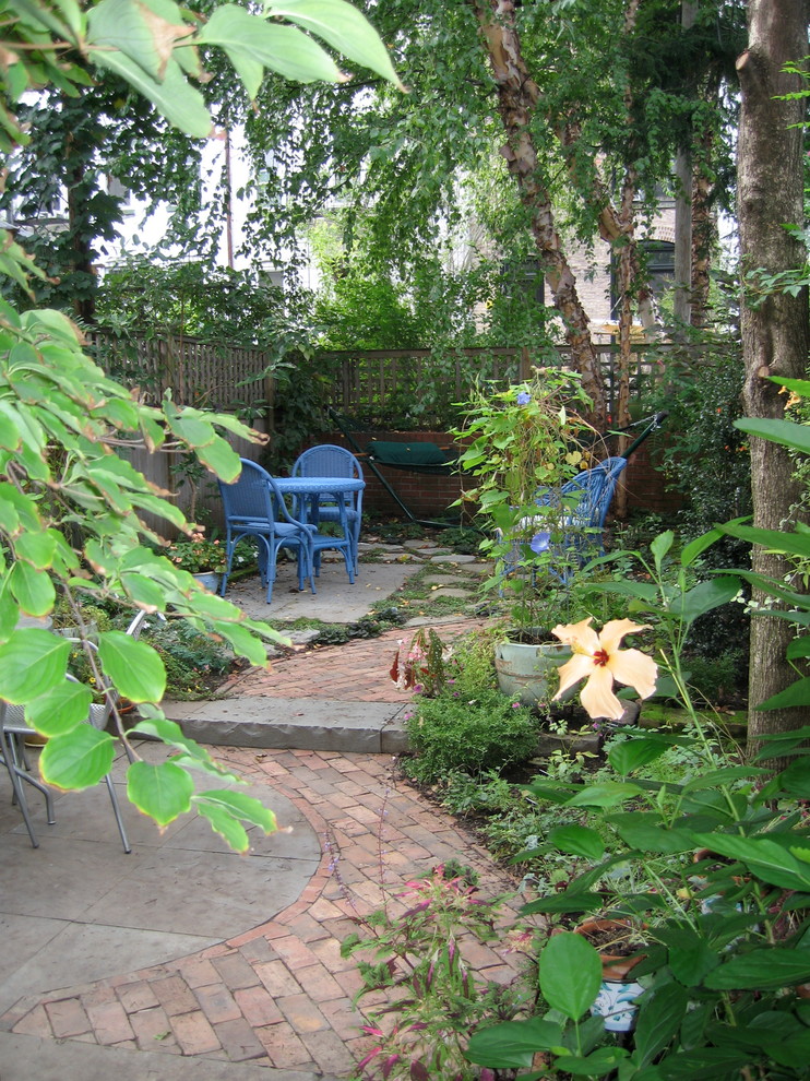Immagine di un piccolo giardino formale chic in ombra dietro casa con pavimentazioni in mattoni