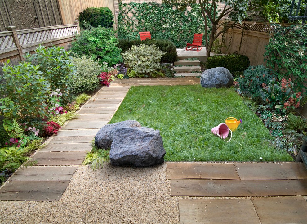 Foto di un giardino chic esposto in pieno sole di medie dimensioni e dietro casa con un ingresso o sentiero e pedane