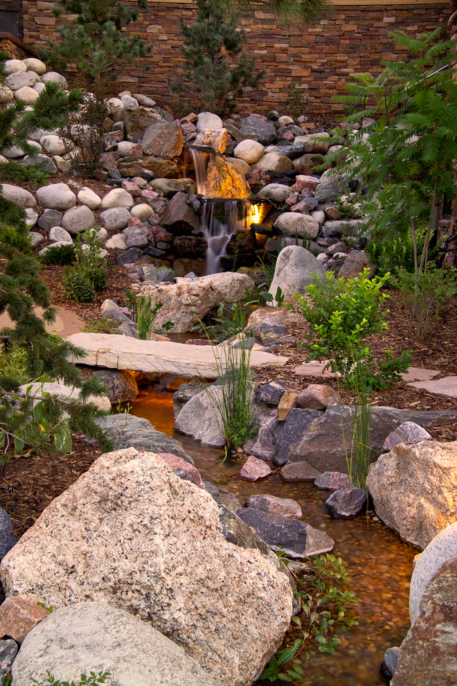 Inspiration pour un jardin arrière craftsman de taille moyenne et l'automne avec un point d'eau, une exposition ombragée et des pavés en pierre naturelle.