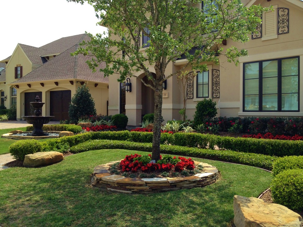 Inspiration for a traditional landscaping in Houston.