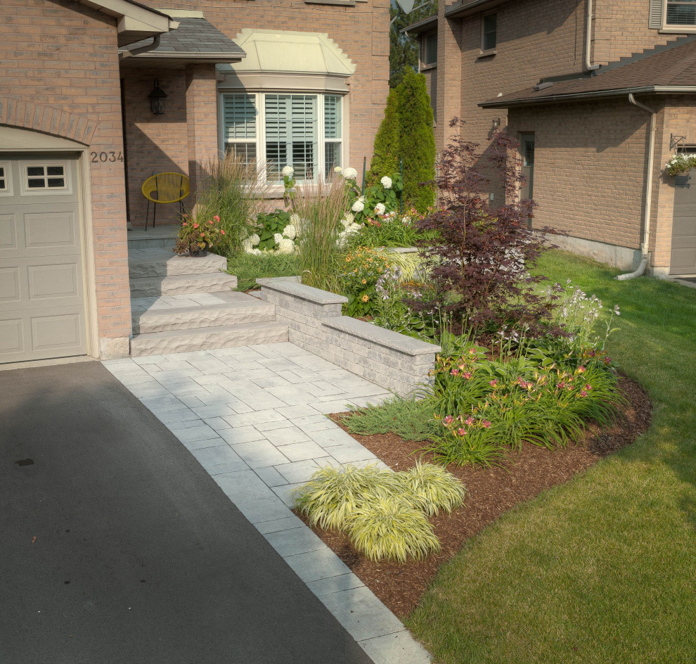 На фото: участок и сад среднего размера на переднем дворе в современном стиле с дорожками и мощением тротуарной плиткой