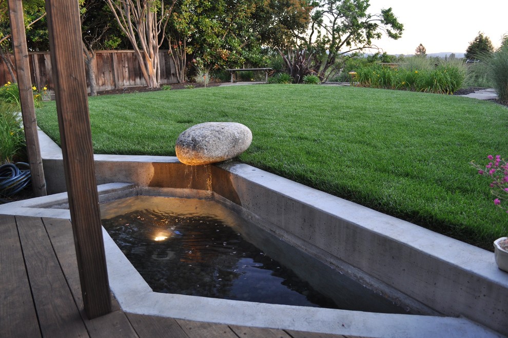 サンフランシスコにあるコンテンポラリースタイルのおしゃれな庭の噴水の写真