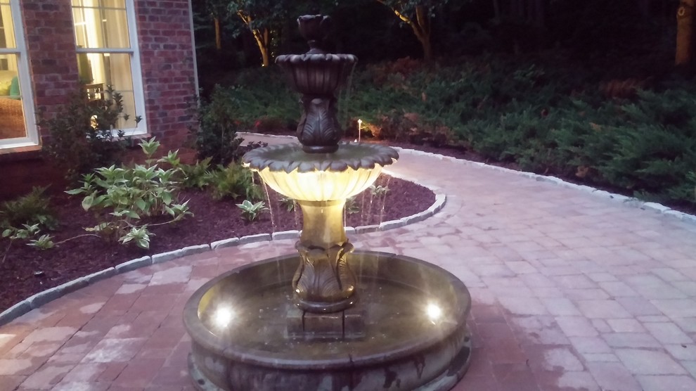 Geometrischer, Großer Klassischer Garten hinter dem Haus mit Wasserspiel und Natursteinplatten in Raleigh