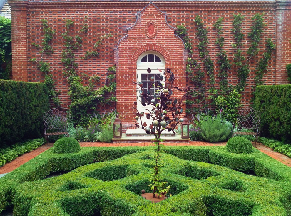Foto på en mellanstor vintage formell trädgård, med marksten i tegel