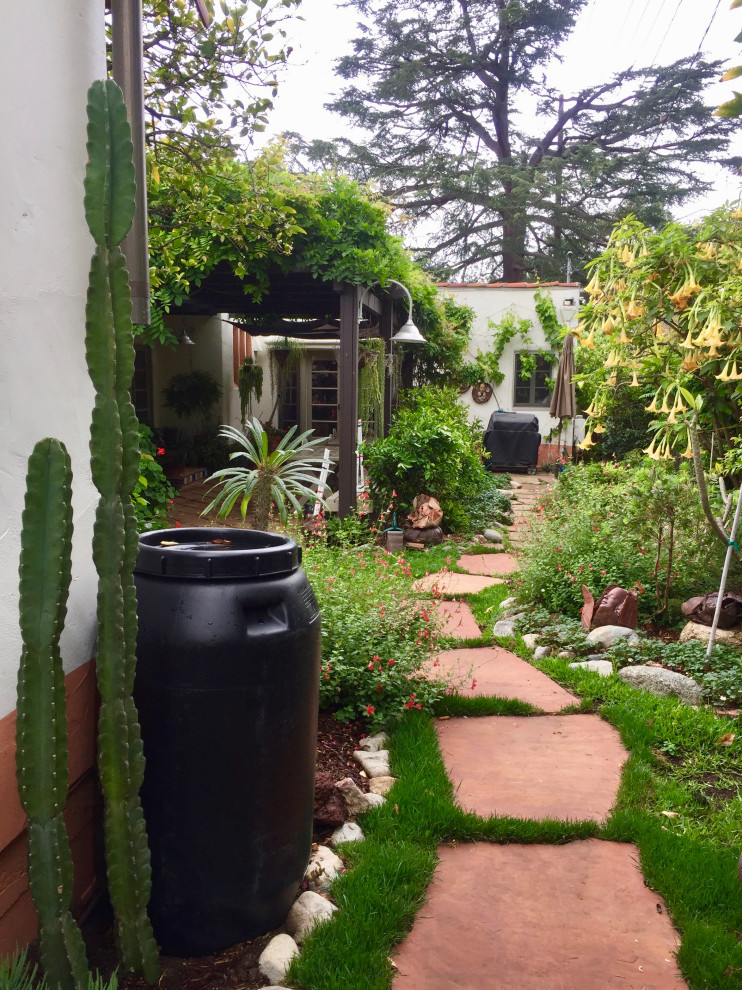 На фото: маленький солнечный засухоустойчивый сад на заднем дворе в средиземноморском стиле с хорошей освещенностью и покрытием из каменной брусчатки для на участке и в саду с