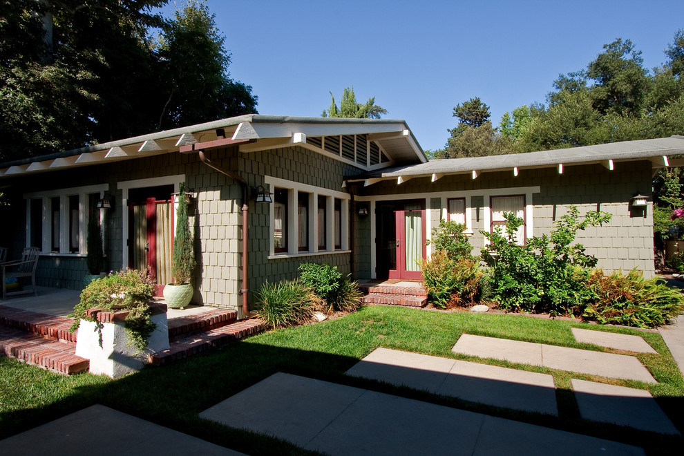 Mittelgroßer, Halbschattiger Uriger Gartenweg hinter dem Haus mit Betonboden in Los Angeles