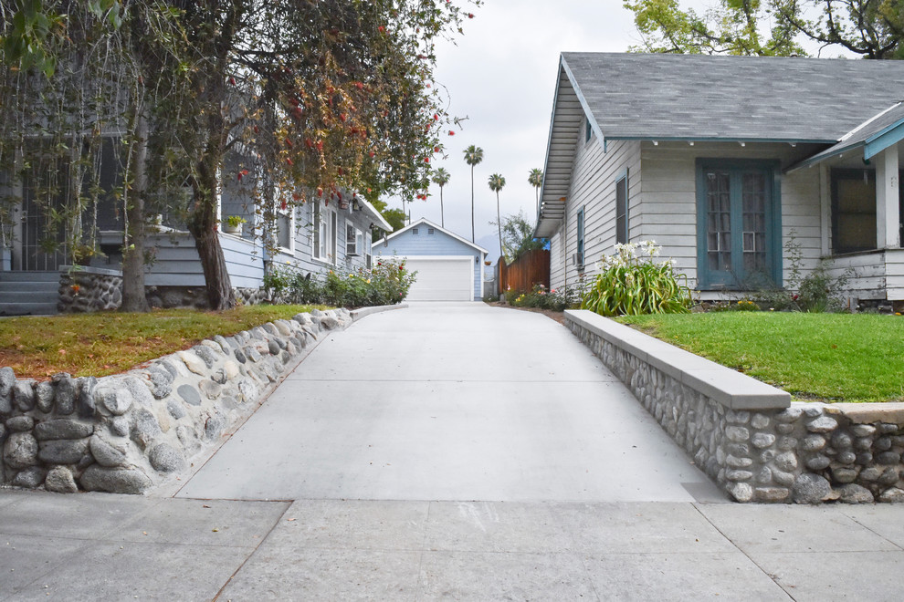 Immagine di un grande vialetto d'ingresso american style davanti casa con pavimentazioni in cemento