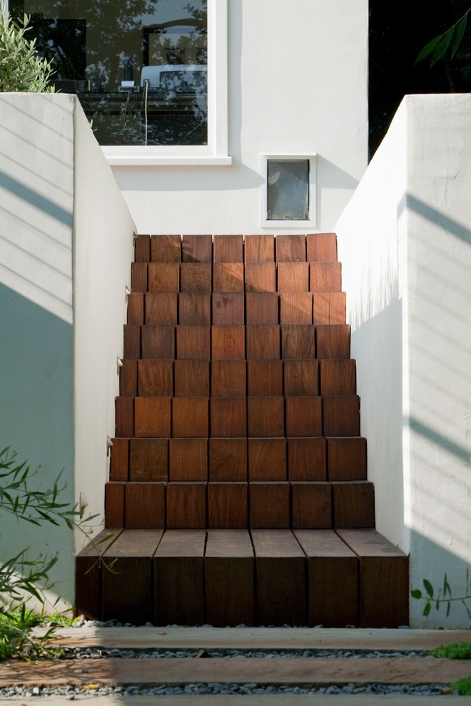 Idée de décoration pour un jardin design avec une terrasse en bois.