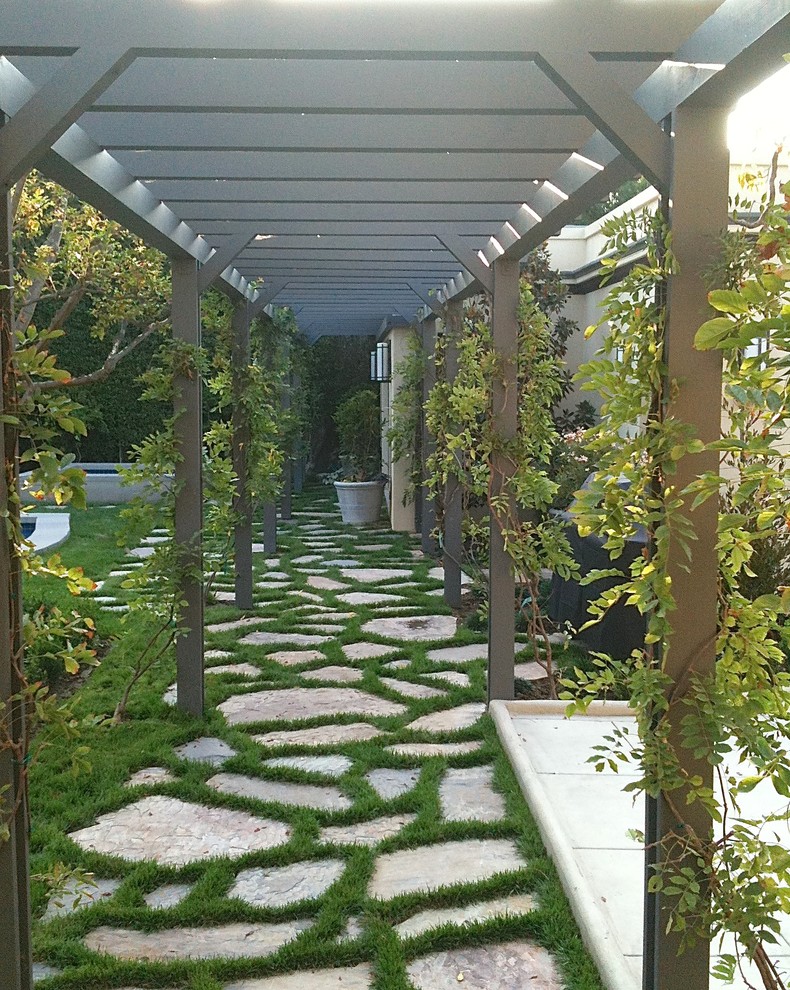 Idee per un grande giardino stile americano dietro casa con un ingresso o sentiero e pavimentazioni in pietra naturale