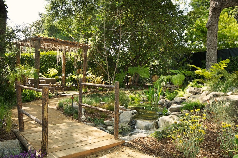Bild på en tropisk trädgård, med en fontän