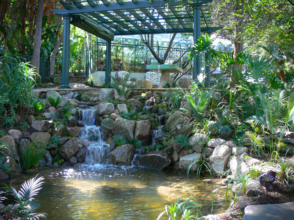 ロサンゼルスにあるラグジュアリーな広い、春のラスティックスタイルのおしゃれな庭 (池、半日向、コンクリート敷き	) の写真