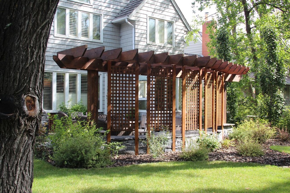 Идея дизайна: солнечный садовый фонтан среднего размера на заднем дворе в современном стиле с хорошей освещенностью и покрытием из гравия
