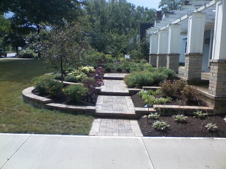 Inspiration for a mid-sized traditional front yard landscaping in Cleveland.