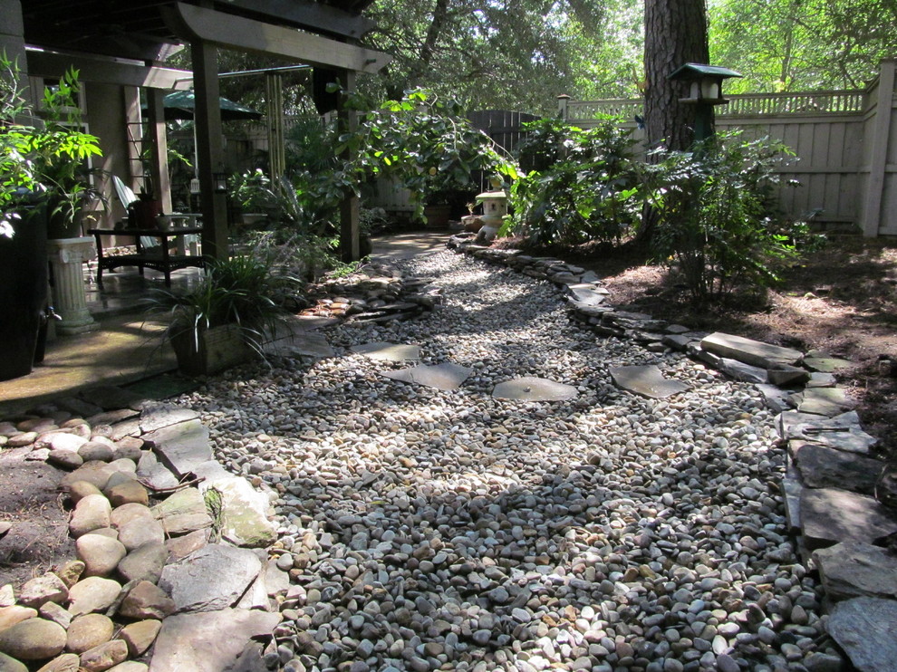 Diseño de acceso privado asiático grande en verano en patio lateral con exposición reducida al sol y adoquines de piedra natural