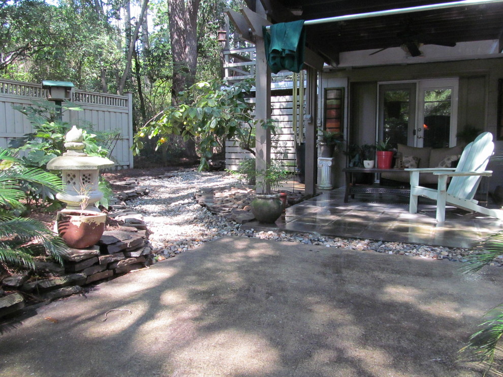 Ejemplo de acceso privado asiático grande en verano en patio lateral con exposición reducida al sol y adoquines de piedra natural