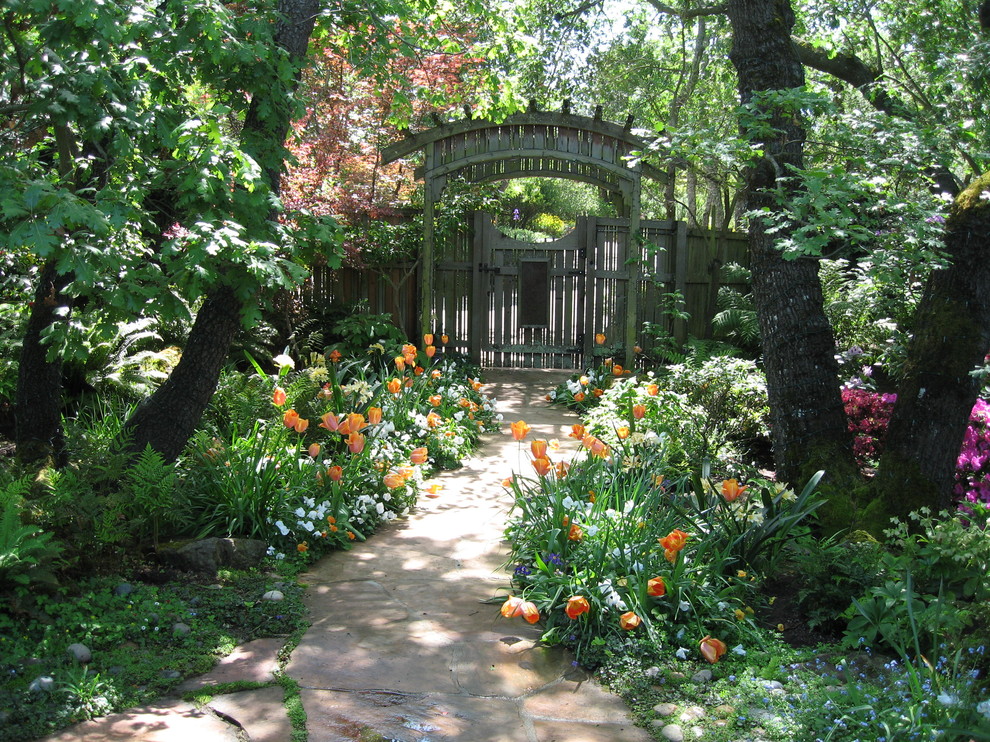 Aménagement d'un jardin classique au printemps avec une exposition ombragée.
